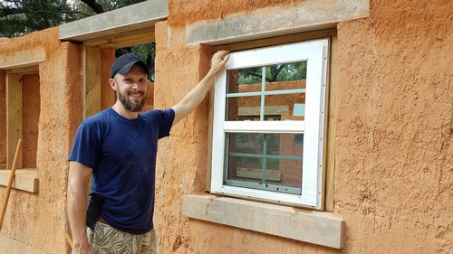 instalación de ventanas en una casa de mazorcas