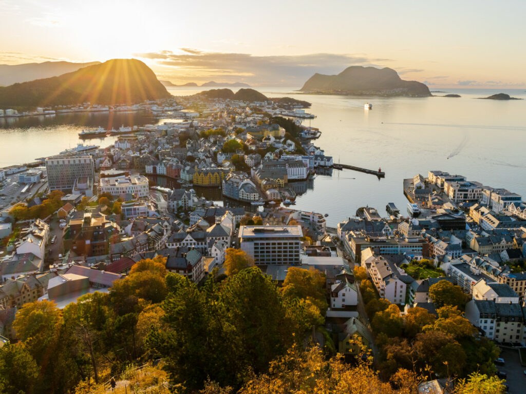 Ålesund, Noruega / Foto: Jesse de Backer (Unsplash)